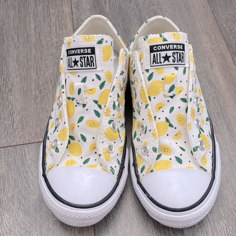 Converse size US 1! Great condition!